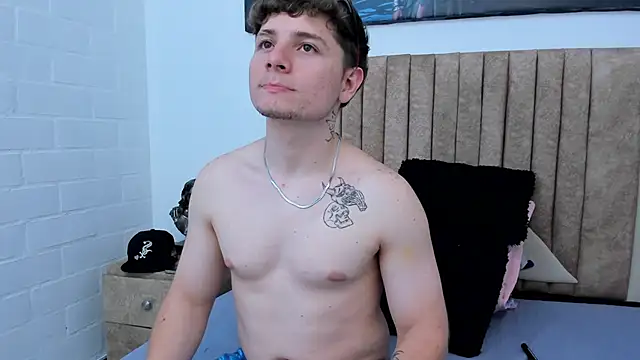 Snapshot of Leoo_Miller chatting on 10.26.25 Leoo Miller online show from 10.26.25