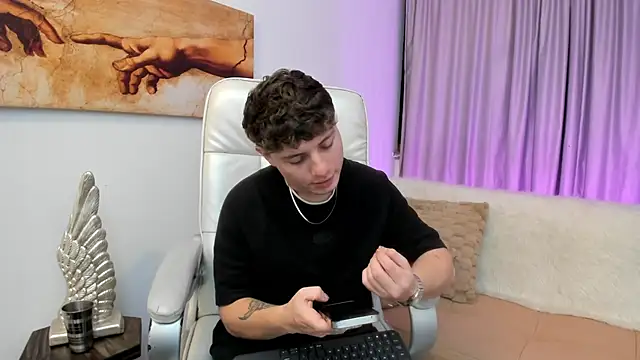 Snapshot of Leoo_Miller chatting on 11.05.25 Leoo Miller online show from 11.05.25