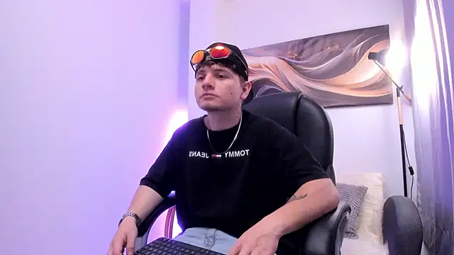 Snapshot of Leoo_Miller chatting on 11.19.25 Leoo Miller online show from 11.19.25