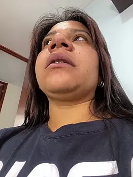 Snapshot of Stefany_Bam chatting on 10.27.25 Stefany Bam online show from 10.27.25