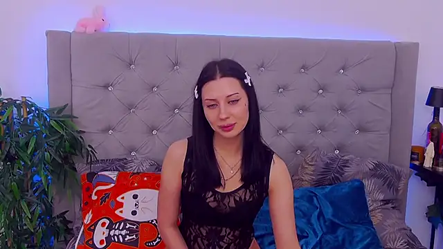 Snapshot of MaeAnna chatting on 11.02.25 MaeAnna online show from 11.02.25