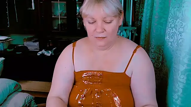 Snapshot of DiamondNata chatting on 10.19.25 DiamondNata online show from 10.19.25