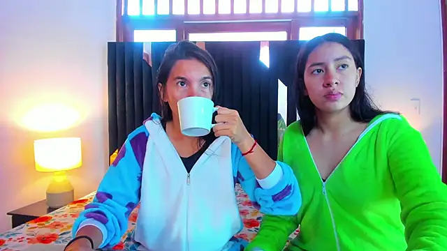 Sofy and Mia online show from 10.18.25