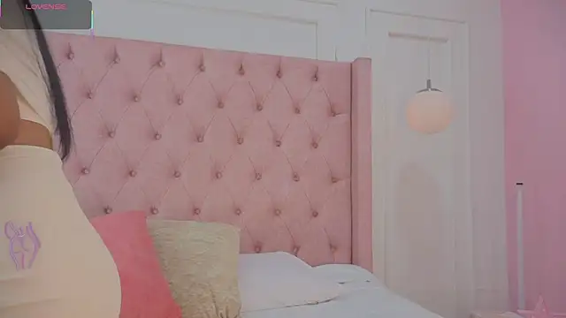 Snapshot of Julietaa_Miller chatting on 10.22.25 Julietaa Miller online show from 10.22.25