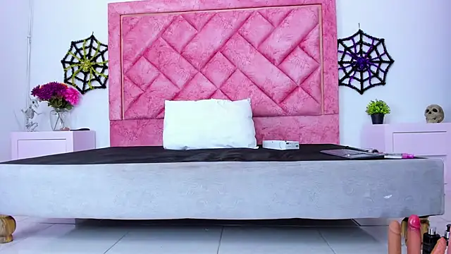 Snapshot of Bigasshott_ chatting on 10.17.25 Bigasshott online show from 10.17.25