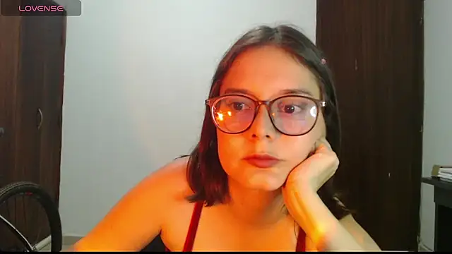 Snapshot of CarlaLorez chatting on 10.15.25 CarlaLorez online show from 10.15.25