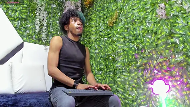 Snapshot of REDBRYAN_EBANO chatting on 10.22.25 REDBRYAN EBANO online show from 10.22.25