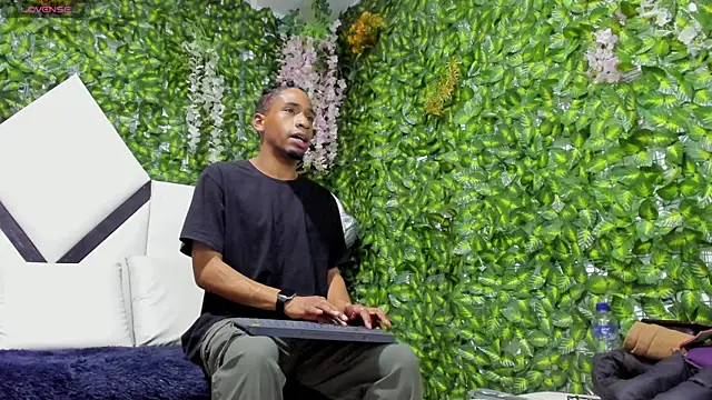 Snapshot of REDBRYAN_EBANO chatting on 10.24.25 REDBRYAN EBANO online show from 10.24.25