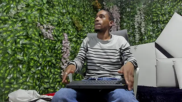 Snapshot of REDBRYAN_EBANO chatting on 10.28.25 REDBRYAN EBANO online show from 10.28.25