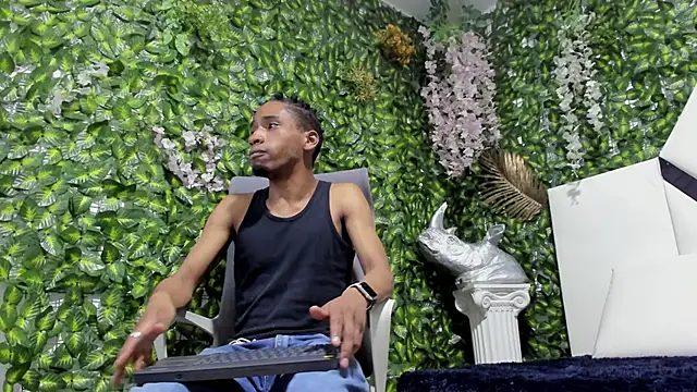 Snapshot of REDBRYAN_EBANO chatting on 10.29.25 REDBRYAN EBANO online show from 10.29.25