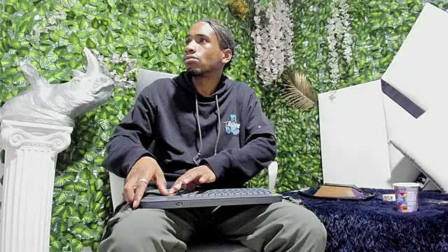 Snapshot of REDBRYAN_EBANO chatting on 11.05.25 REDBRYAN EBANO online show from 11.05.25