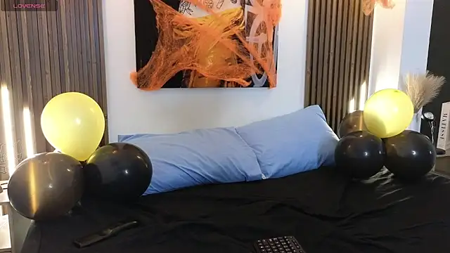 Snapshot of Kitty_Bombon chatting on 10.22.25 Kitty Bombon online show from 10.22.25