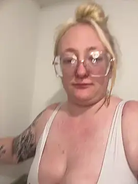 Snapshot of SashaMaexox chatting on 11.05.25 SashaMaexox online show from 11.05.25