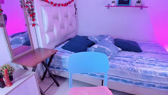 Snapshot of Laaura-Velez chatting on 11.28.25 Laaura-Velez online show from 11.28.25