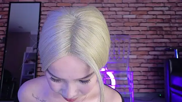 Snapshot of saya_li1 chatting on 10.28.25 saya li1 online show from 10.28.25