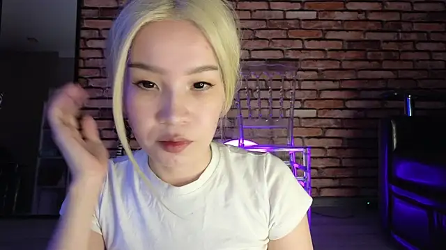 Snapshot of saya_li1 chatting on 10.30.25 saya li1 online show from 10.30.25