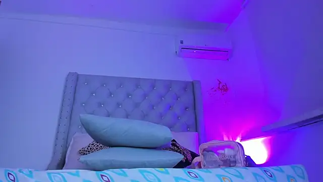 Snapshot of ChocoBunny1 chatting on 11.18.25 ChocoBunny1 online show from 11.18.25