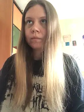 Snapshot of LunaVirelle chatting on 04.24.26 LunaVirelle online show from 04.24.26