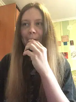 Snapshot of LunaVirelle chatting on 04.25.26 LunaVirelle online show from 04.25.26