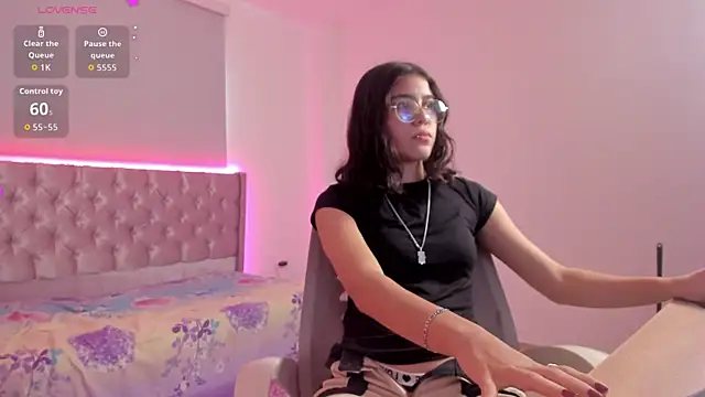 Snapshot of beiby_glow chatting on 10.11.25 beiby glow online show from 10.11.25