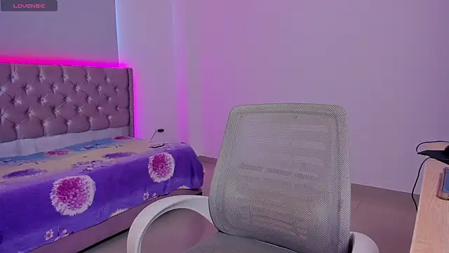 Snapshot of beiby_glow chatting on 10.19.25 beiby glow online show from 10.19.25