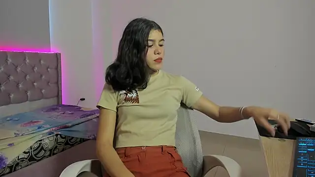 Snapshot of beiby_glow chatting on 10.28.25 beiby glow online show from 10.28.25