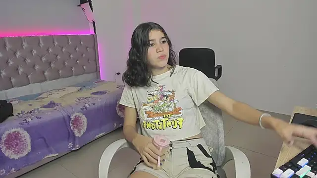 Snapshot of beiby_glow chatting on 11.03.25 beiby glow online show from 11.03.25