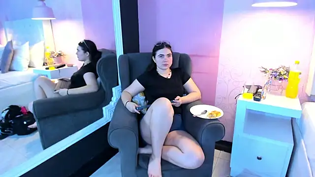 Snapshot of RousseWalker chatting on 11.23.25 RousseWalker online show from 11.23.25