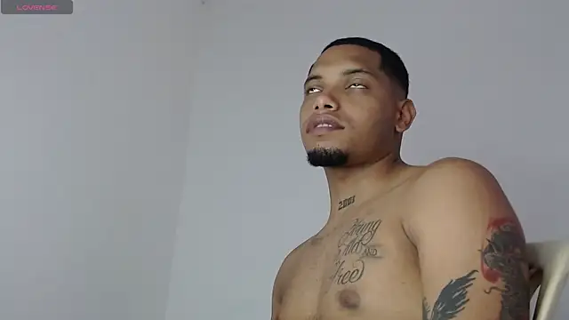 Snapshot of drako_monster chatting on 10.12.25 drako monster online show from 10.12.25