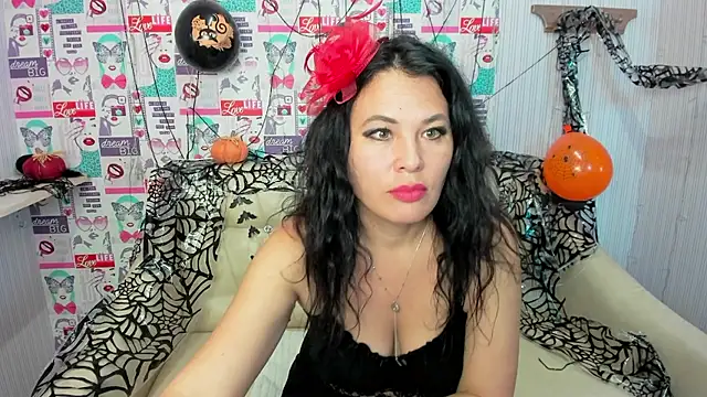 Snapshot of Victoria_Panther chatting on 10.31.25 Victoria Panther online show from 10.31.25