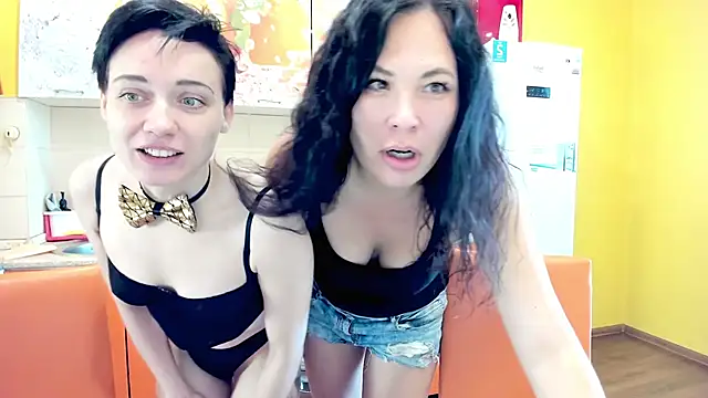 Snapshot of Victoria_Panther chatting on 11.30.25 Victoria Panther online show from 11.30.25