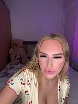 Snapshot of spicycharxx chatting on 10.19.25 spicycharxx online show from 10.19.25