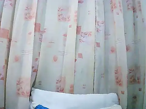 JuicyLipsXx1 online show from 10.15.25