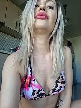 Snapshot of BritanyVegas chatting on 11.24.25 BritanyVegas online show from 11.24.25