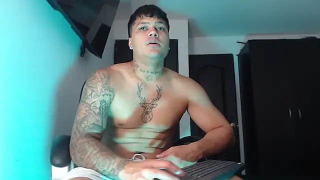 Snapshot of Boyhot_00 chatting on 10.10.25 Boyhot 00 online show from 10.10.25