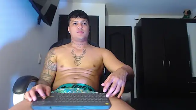 Snapshot of Boyhot_00 chatting on 10.14.25 Boyhot 00 online show from 10.14.25