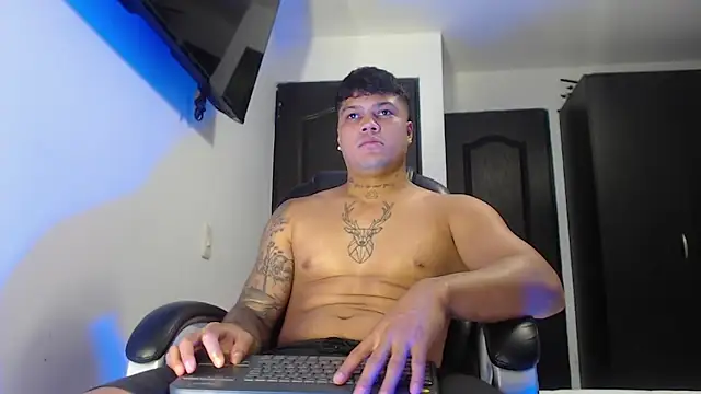 Snapshot of Boyhot_00 chatting on 10.18.25 Boyhot 00 online show from 10.18.25