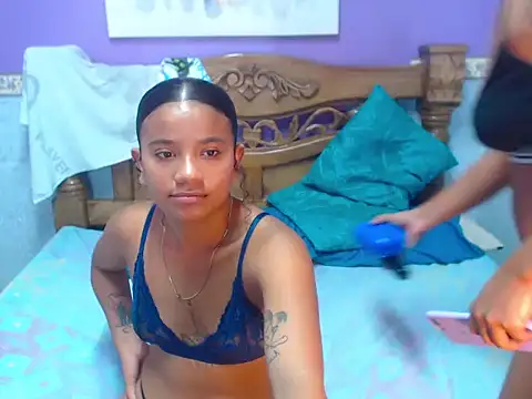 Snapshot of AmaliaAndAngely chatting on 11.13.25 AmaliaAndAngely online show from 11.13.25