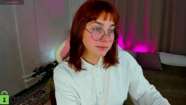 Snapshot of Rene_Shine chatting on 11.17.25 Rene Shine online show from 11.17.25