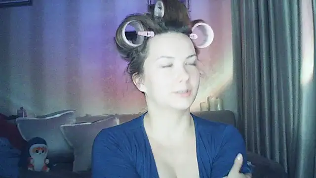 Snapshot of MoodieMira chatting on 02.16.26 MoodieMira online show from 02.16.26