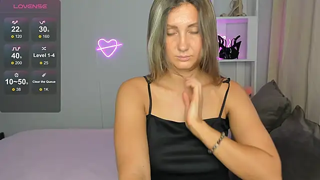 Snapshot of NikkiKiss__ chatting on 10.21.25 NikkiKiss online show from 10.21.25