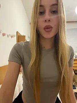 Snapshot of RemyStyles chatting on 12.21.25 RemyStyles online show from 12.21.25