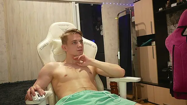 Snapshot of MIKE_GOD19 chatting on 10.11.25 MIKE GOD19 online show from 10.11.25