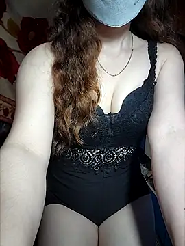 Snapshot of LeanaLy chatting on 10.16.25 LeanaLy online show from 10.16.25