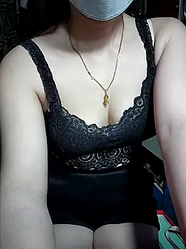 Snapshot of LeanaLy chatting on 10.17.25 LeanaLy online show from 10.17.25