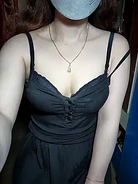 Snapshot of LeanaLy chatting on 10.21.25 LeanaLy online show from 10.21.25