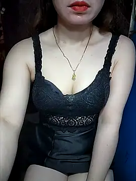 Snapshot of LeanaLy chatting on 11.09.25 LeanaLy online show from 11.09.25