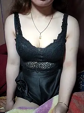 Snapshot of LeanaLy chatting on 11.19.25 LeanaLy online show from 11.19.25