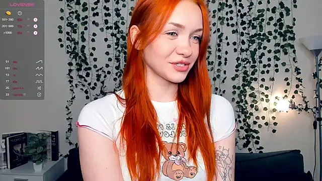 Snapshot of Foxy_blush chatting on 11.11.25 Foxy blush online show from 11.11.25