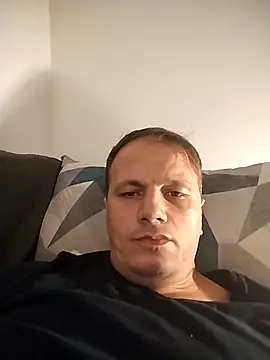 Snapshot of Iuliancatalin38 chatting on 10.11.25 Iuliancatalin38 online show from 10.11.25